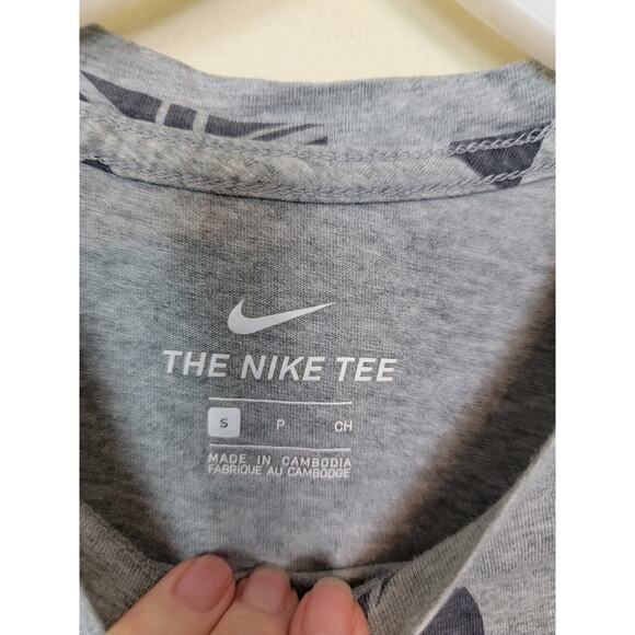 The Nike Tee Crew Neck Flags from Around The World Logo T-Shirt Gray Size Small - Picture 2 of 7